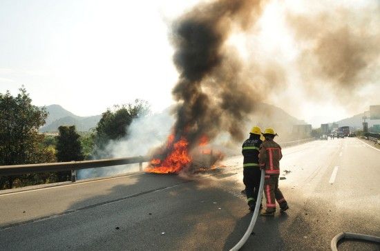 丈夫送孕妻產檢遇車禍 妻子被困車中燒死(圖)