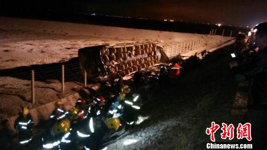 連霍高速甘肅段載51人客車側翻 已致2死8重傷