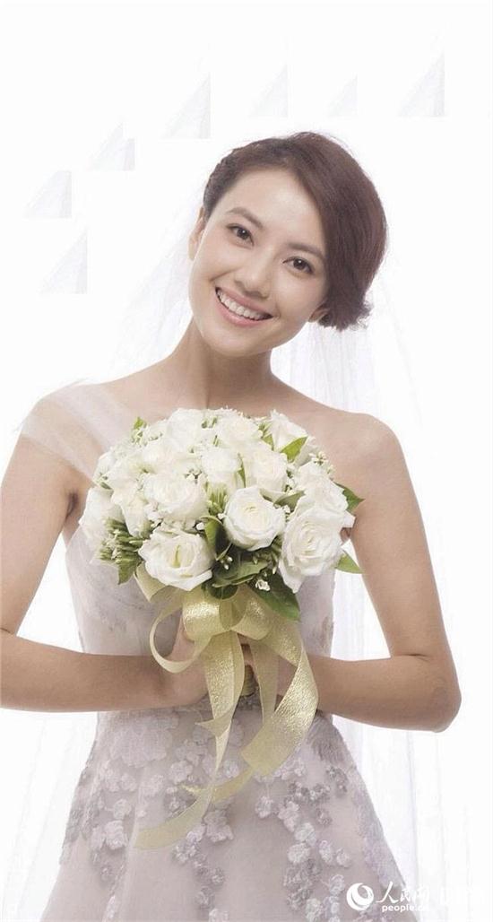 高圓圓在《我們結婚吧》劇中的婚紗造型甜美可人 