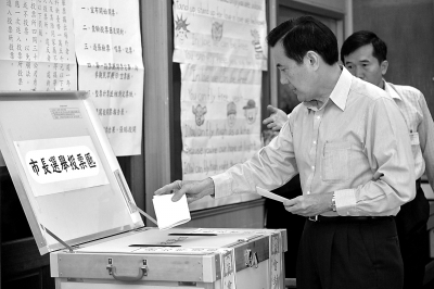 台湾“九合一”选举29日上午8点正式开始投票,马英九来到投票站投票。图/CFP