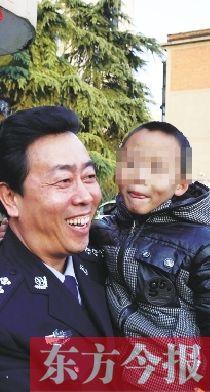 林州市公安局长赵峰抱着满脸笑容的晓宇（化名），也露出了笑容