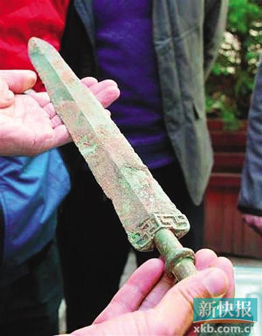 李磊发现的战国时期青铜剑。(《东方早报》)