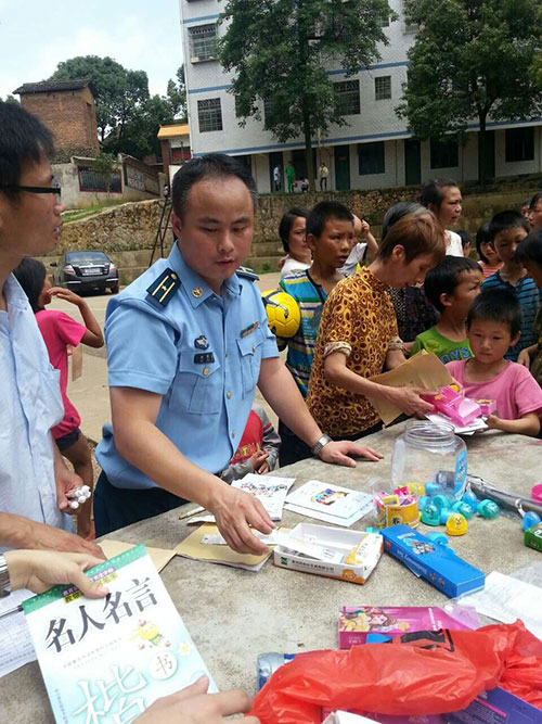 【心语】捐资助学 奉献爱心(图)