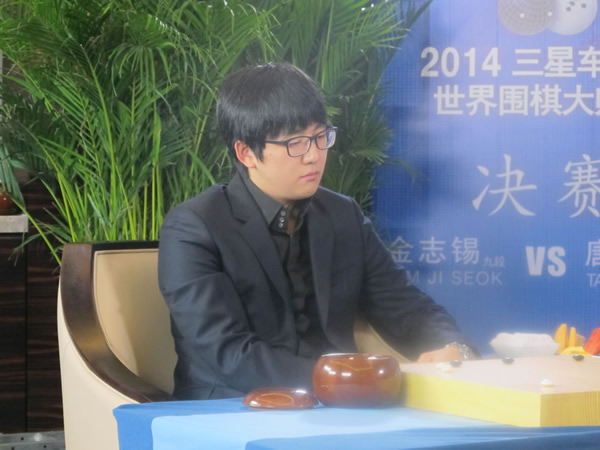 卫冕冠军,中国选手唐韦星九段迎战首次杀入世界个人大赛决赛的金志锡