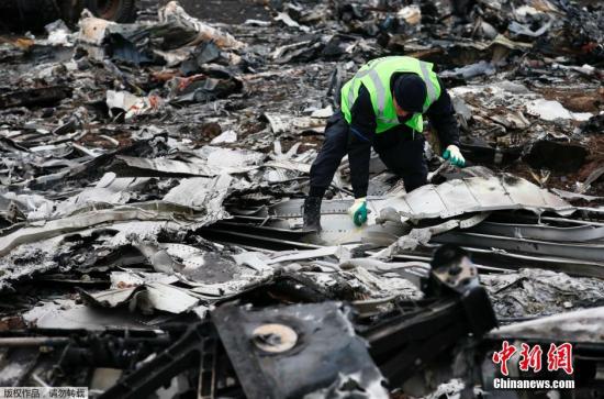 资料图：11月16日，乌克兰顿涅茨克地区，坠毁MH17飞机残骸收集工作进行中。