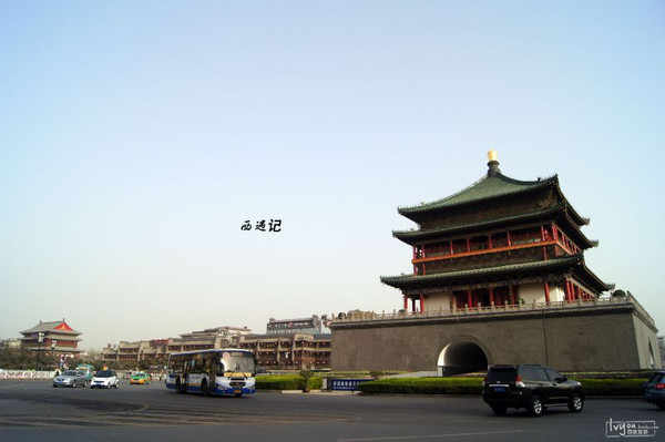 钟楼拍摄地点:西安 钟楼是一个转盘,所以车辆很多,行人只能