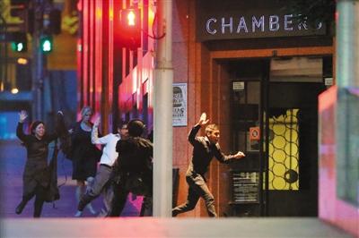 澳大利亚警方与劫持者发生交火，人质陆续逃离瑞士莲咖啡馆。
