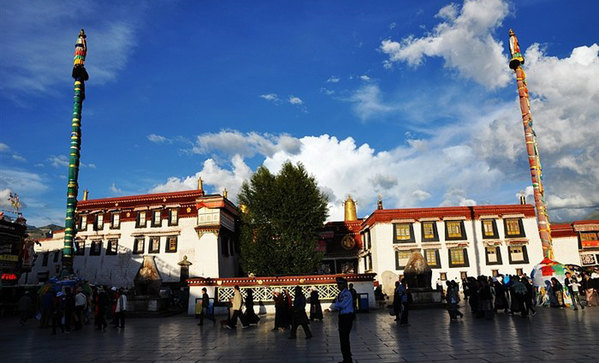 涛哥行天下环中国:大昭寺,八廓街上虔诚的藏民们