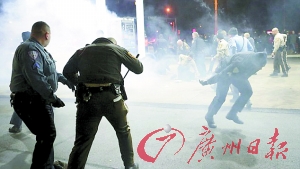 有抗议者对警察扔砖头，还有一枚烟雾装置。