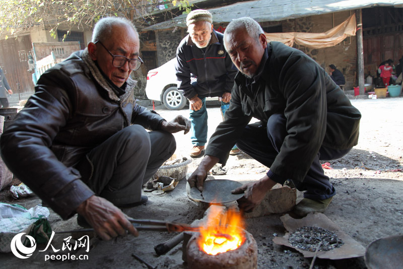 組圖:廣西全州八旬老人的補鍋情