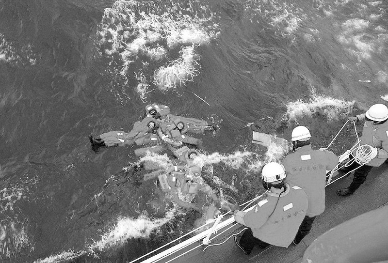 新华社东电(记者刘秀玲 冯武勇)据日本共同社报道，一艘柬埔寨籍货船26日上午在日本海海域沉没，10名落水船员均已获救，其中3人目前处于心肺停止状态。