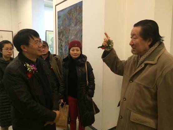 杨晓阳院长和贵州进京画展的艺术家热烈讨论 钱晓鸣摄影