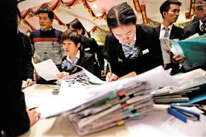 临近限购令生效，4S店按原价售出，仍有许多市民火速签下合同。