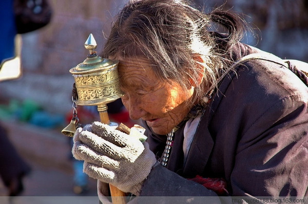 摄影【虔诚的藏族老阿妈】