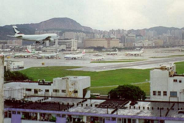 由于地理环境的局限,香港市区高楼密集等原因,让飞机升降启德机场颇具