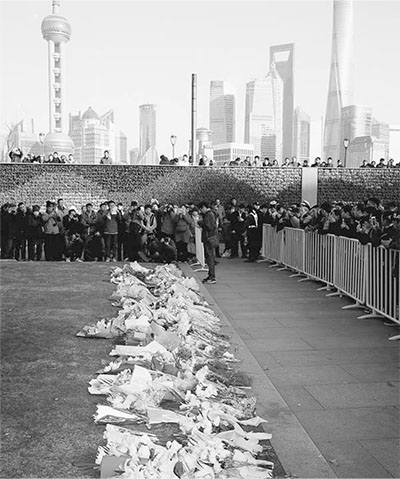 1月1日，一些上海市民到外滩献花，祭奠踩踏事件中的遇难者。