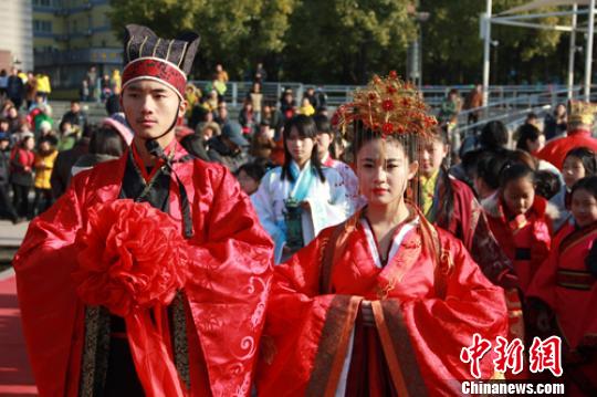 1日，南通大型汉文化婚礼现场，参加汉文化婚俗表演的南通桃坞汉服社成员。 陆建国 摄