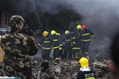 昨日13时左右,殉职消防员遗体被找到,消防员们将战友遗体抬离废墟