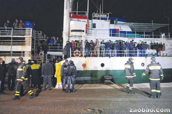 艾萨丁号在科里利亚诺卡拉布罗港停靠，船上近500个难民大多来自叙利亚。法新社