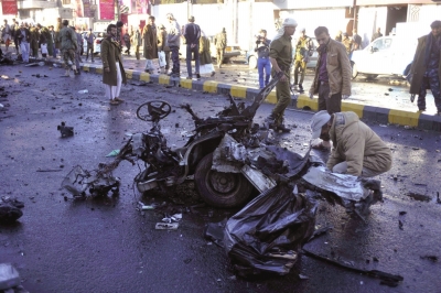 这是1月7日在也门首都萨那发生爆炸事件的现场拍摄的汽车残骸。新华社发