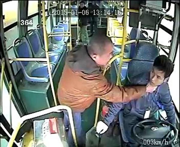 车载监控视频显示，806路公交车司机袁宋林在车辆行驶中拒绝一乘车男子提出停车的要求后，遭到该男子的反复殴打。视频截图
