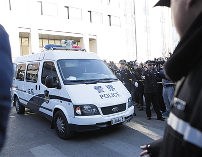 昨日,房祖名乘坐的警车在庭审后驶出法院。