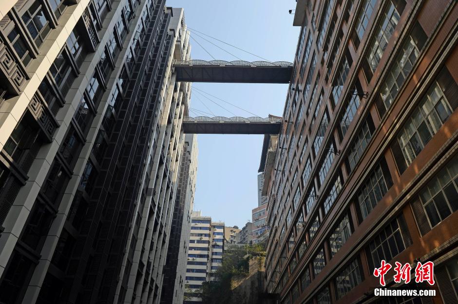 重庆22层楼间现悬空天桥 距离地高度68米