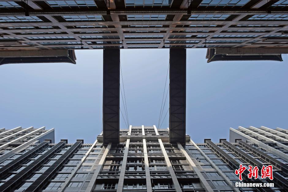 重庆22层楼间现悬空天桥 距离地高度68米