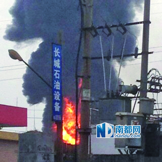 油罐区接连爆炸 震动200米外房屋