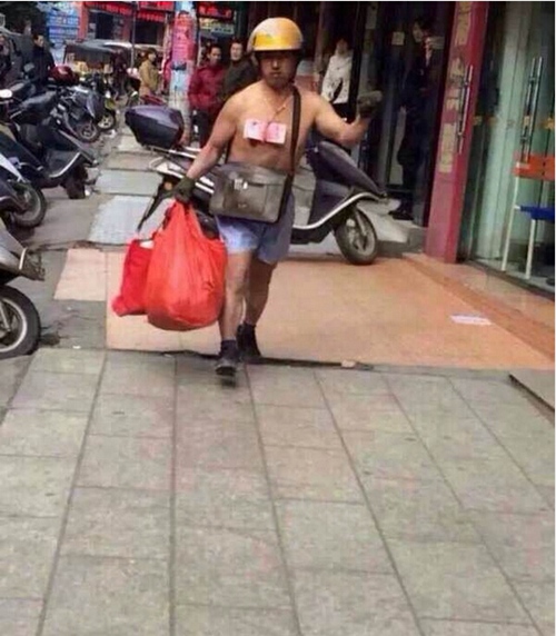 福清现高调“炫富哥” 身捆百元大钞赤裸上街
