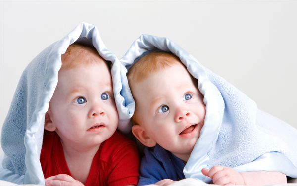 范玮琪生双胞胎丨双胞胎宝宝 母乳喂养有讲究