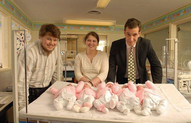 俄罗斯五胞胎奇迹生还7年后向医生致敬图