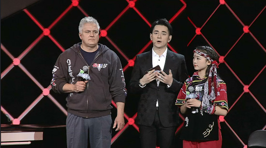 岁苗族少女唐羽荟与德国50岁大叔托马斯61贝尔格一同挑战"穿越火线"