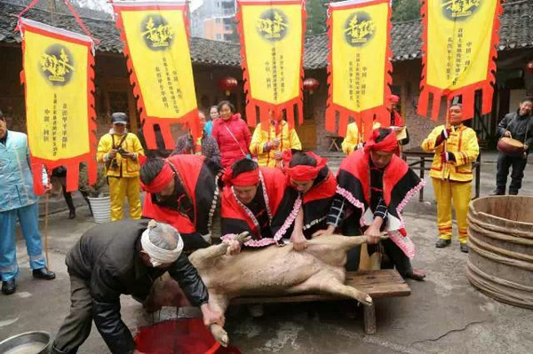 年猪宰杀及巡游式,成为本次活动上的第一个看点.