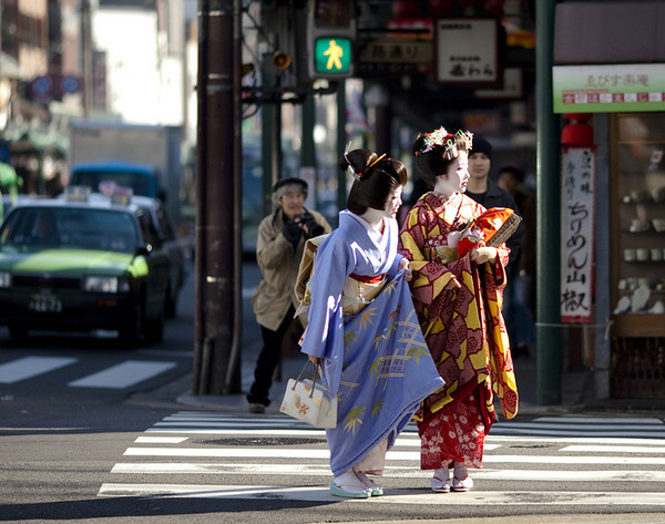真正有文字记载,将中国服饰引进日本,是从奈良时代开始的