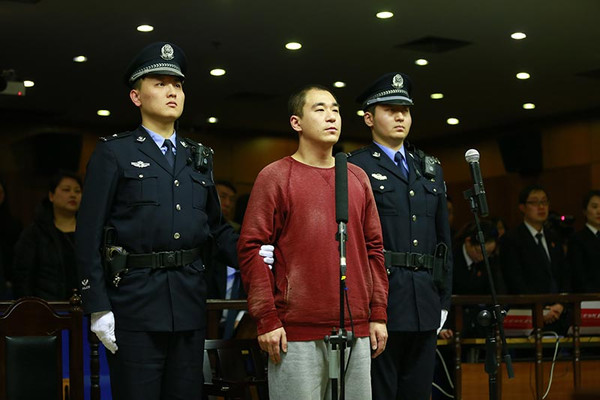 今天上午,北京市海淀区人民法院依法公开开庭审理了张默容留他人吸毒