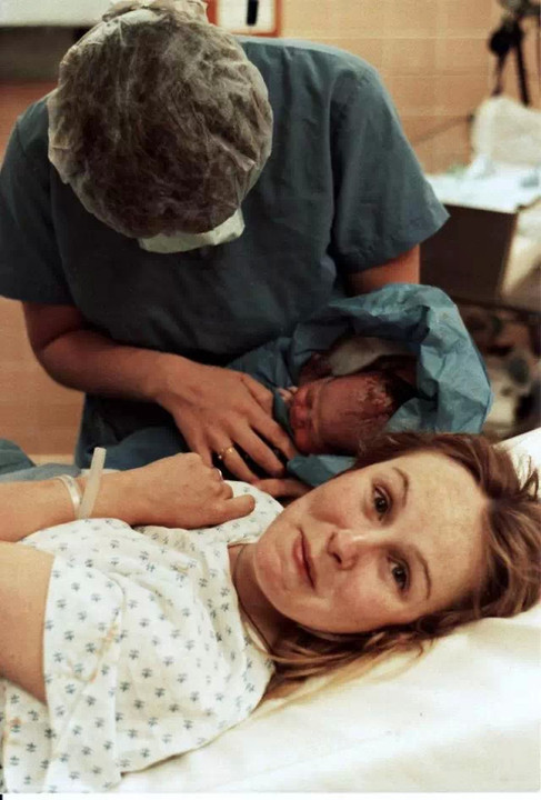 婴儿出生时的感人照片,妈妈们真伟大
