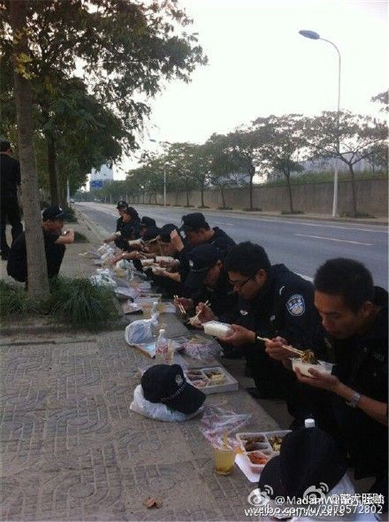 警察在路边吃饭图片