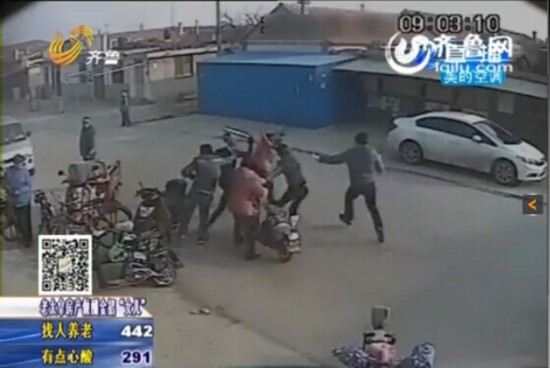 六旬老太被4名青年暴打（视频截图）