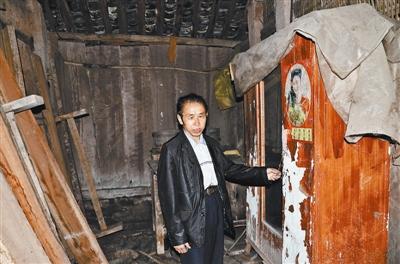 王本余获释后回到四川老家,家中残破不堪,柜子上的日历还停留在上世纪90年代。