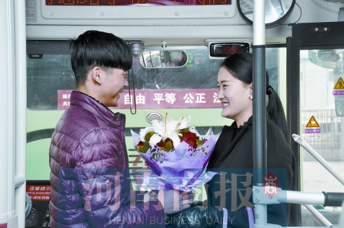 宋鑫把一束鲜花和情书送给公交车长