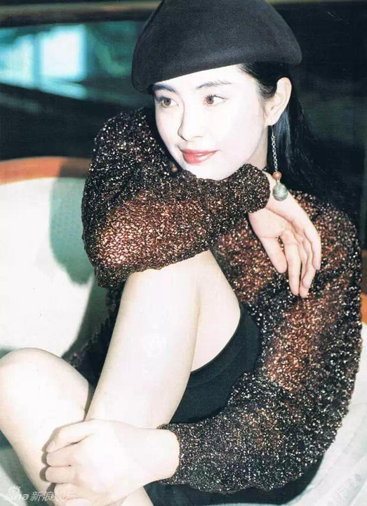 1984年,王祖贤在台主演了电影处女作《今年的湖畔会很冷》,同时该片