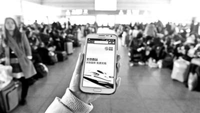 本报讯（记者 王薇）昨天，2015年春运进入第二天，到北京西站乘车的旅客在候车时发现，每个候车室不仅能够收到流畅的免费Wi-Fi信号，轻松上网，还能够在线查询，电话预订小红帽接送站行李搬运服务。同时，该站还将推行从线上到线下的O2O服务，目前正在进行内测在线点餐、站内送餐的业务，最快有望在今年夏天实现。北京青年报记者了解到，今年，北京的火车站服务将步入互联网服务时代。