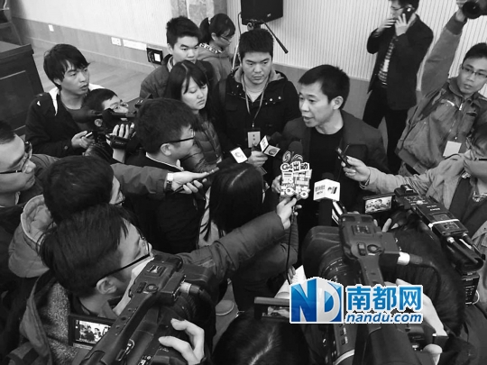 昨日，在新闻发布会现场，媒体记者追问与会官员。