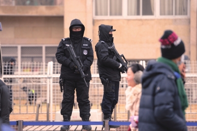 昨天在北京站，特警持枪执勤。京华时报记者谭青摄