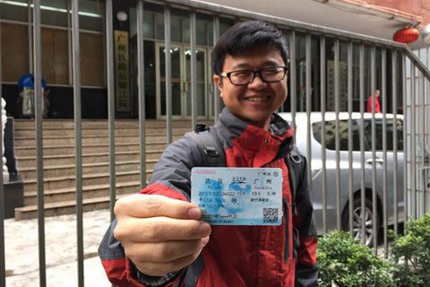 雷闯出示自己购买的无座车票。图片来自网络