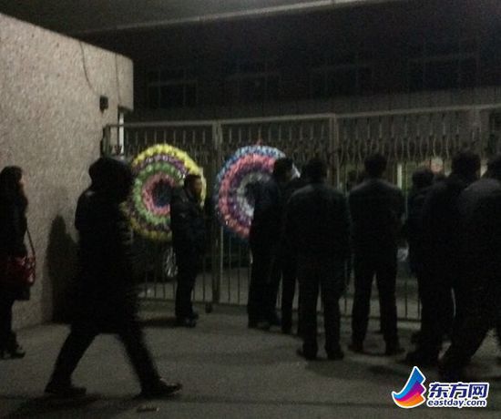 数人在上海一单位门前穿丧服捧遗像为死者讨薪