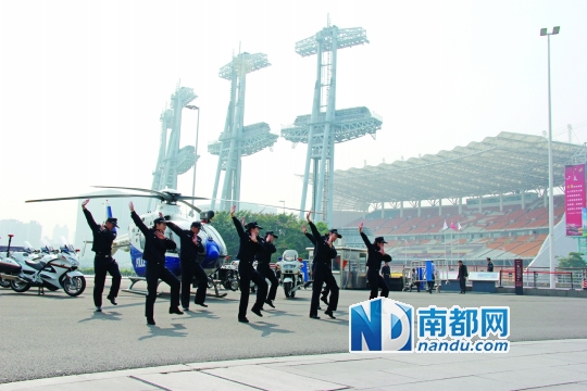 借省厅展览之机，广州警方在花城广场直升机前拍摄招警《小苹果》。通讯员供图