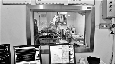 2月10日，安徽省立医院一手术室内，一名患者在接受心脏支架手术 摄影/新华社记者 鲍晓菁