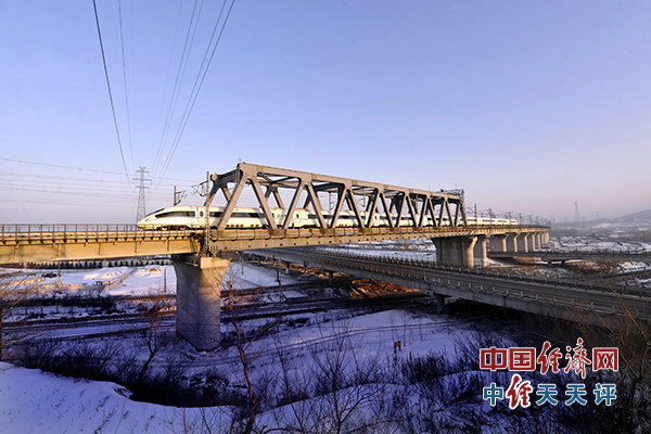 资料图片:奔驰在长吉城际线上的高铁列车(周冲 摄)